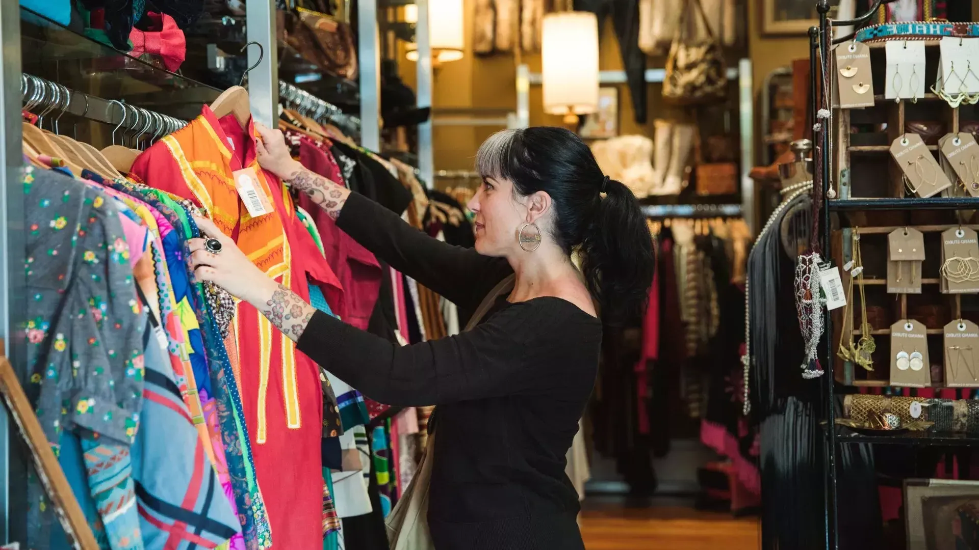 Uma mulher faz compras em uma boutique de São Francisco.