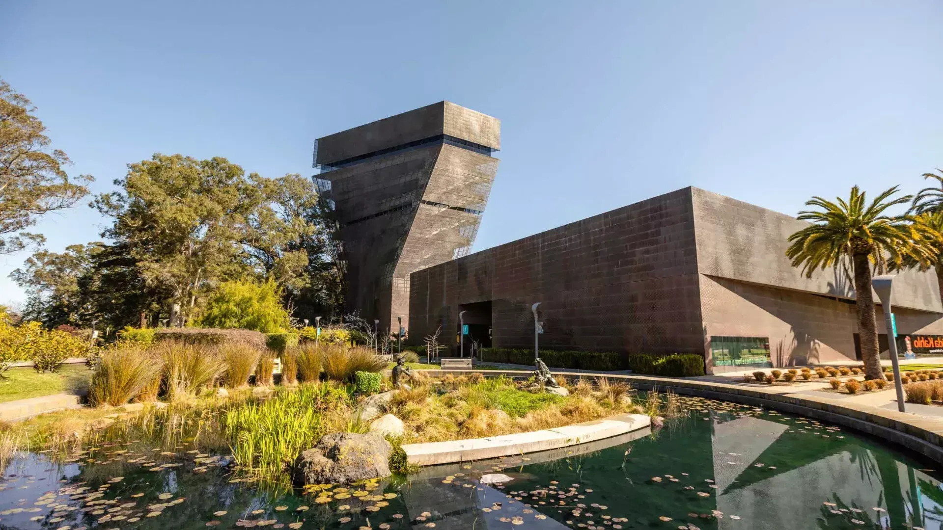 Esterno del moderno e spigoloso de Young Museum. San Francisco, California.