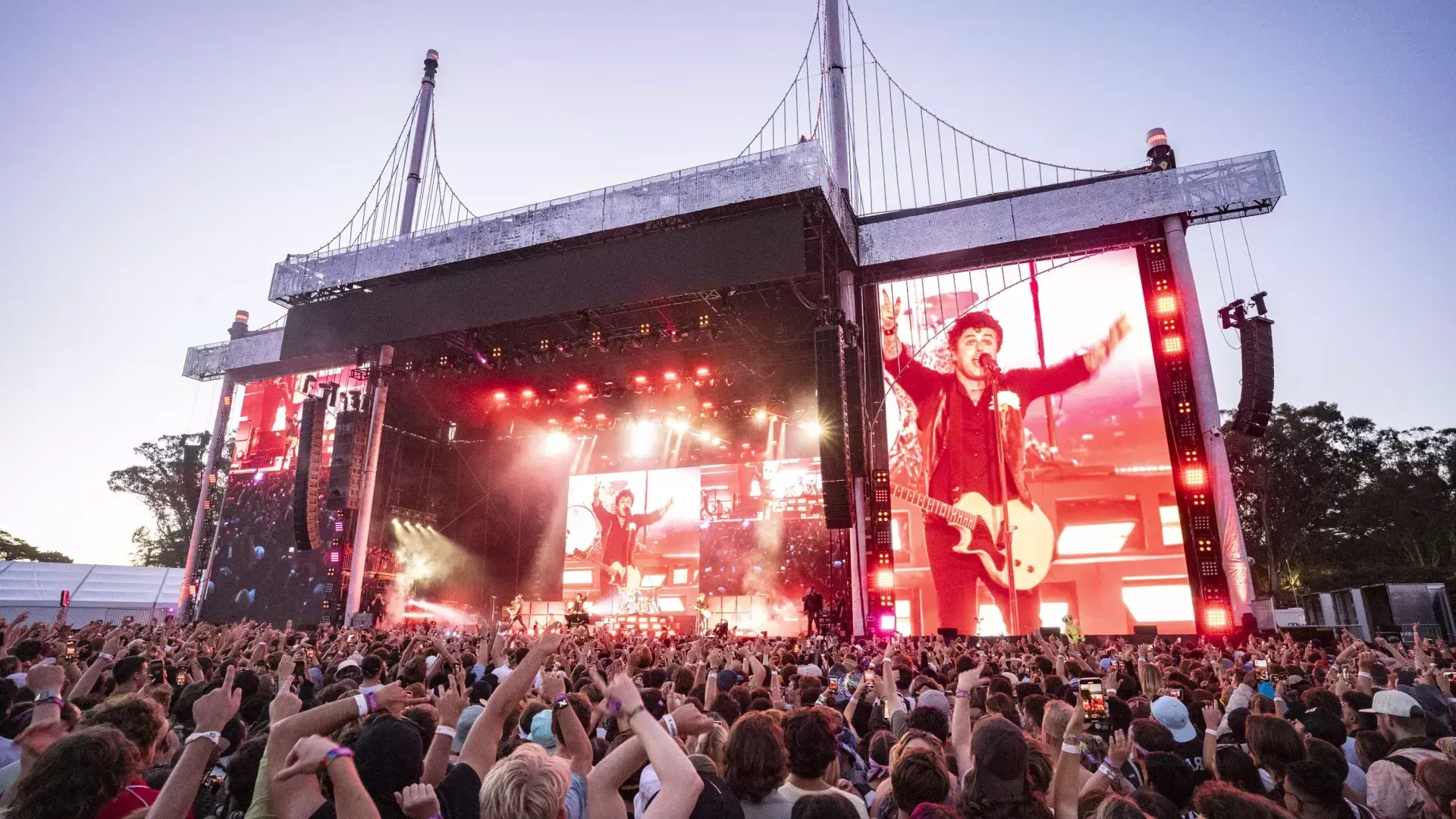 Imagem do próprio Green Day se apresentando no telão no Outsidelands Festival