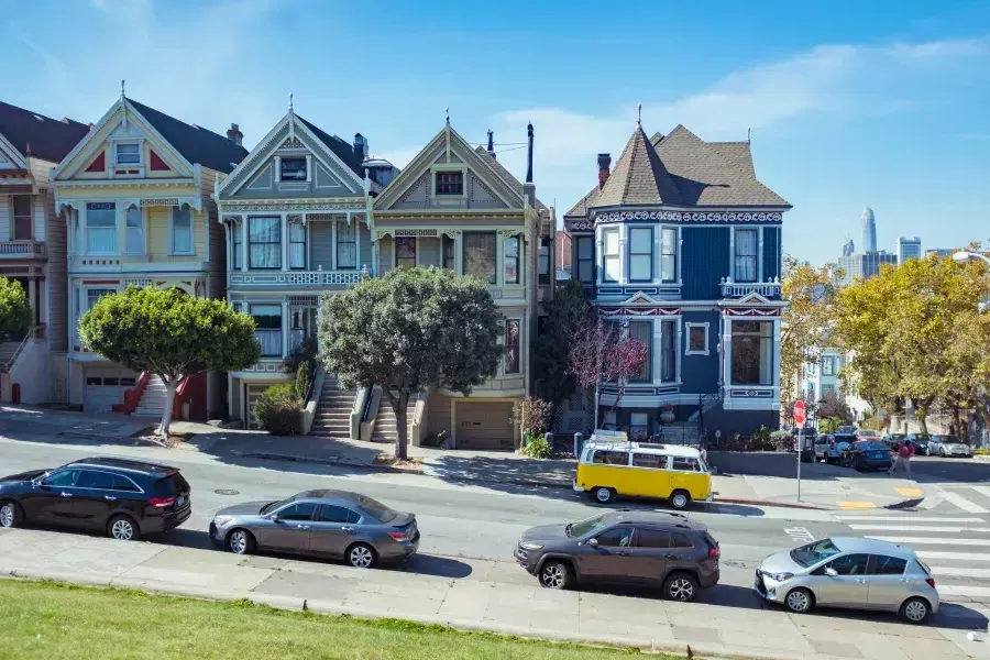 Auto parcheggiate davanti al Painted Ladies