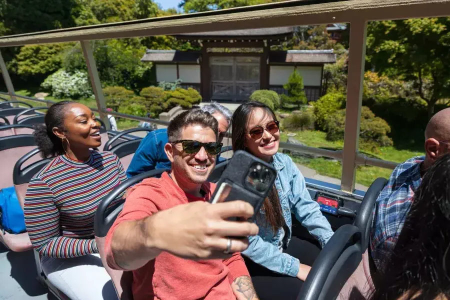 Uomo che scatta un selfie durante un Big Bus Tour