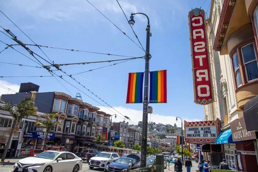 Il quartiere Castro di San Francisco, con l'insegna del Castro Theater e le bandiere arcobaleno in primo piano.