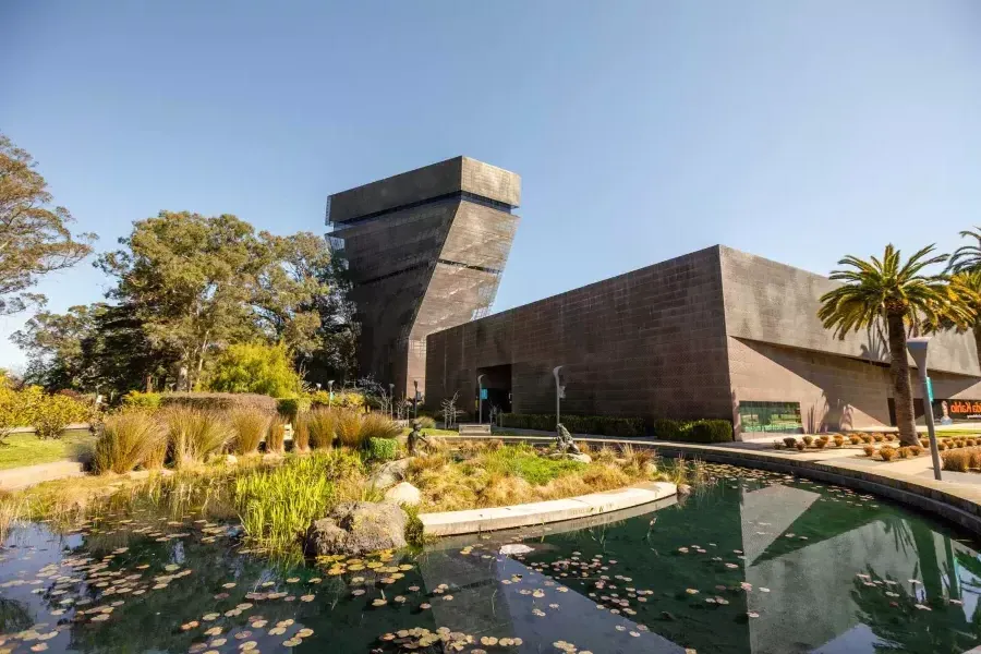 Esterno del moderno e spigoloso de Young Museum. San Francisco, California.