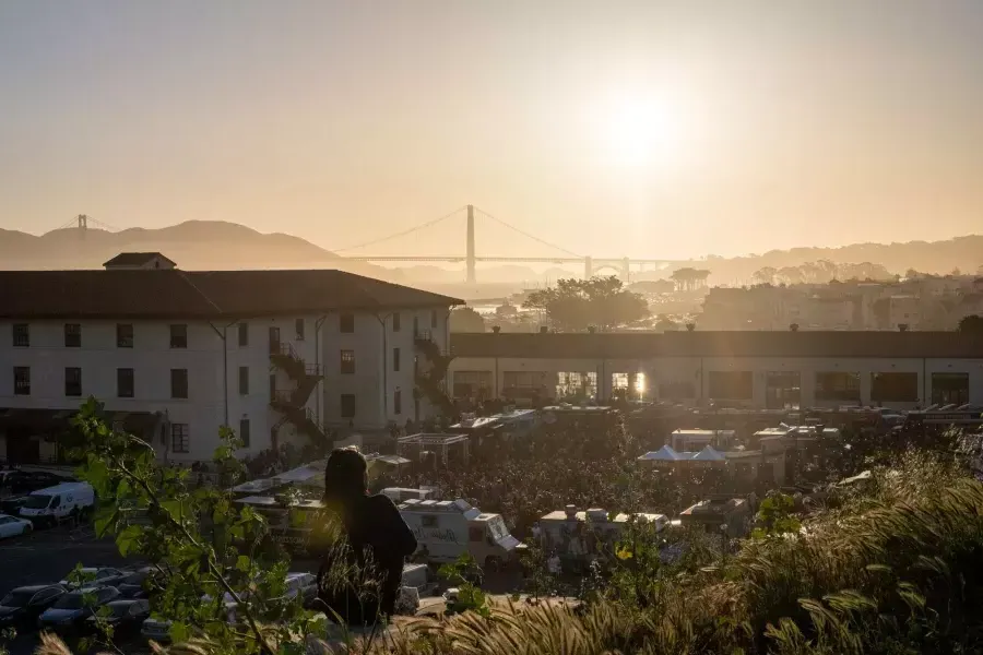 일몰 시 포트 메이슨(Fort Mason)과 금문교(Golden Gate Bridge)의 전망.