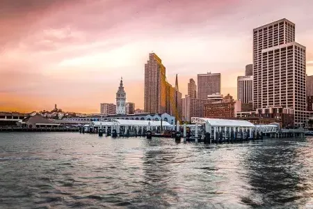 Le Ferry Building au coucher du soleil depuis la baie.