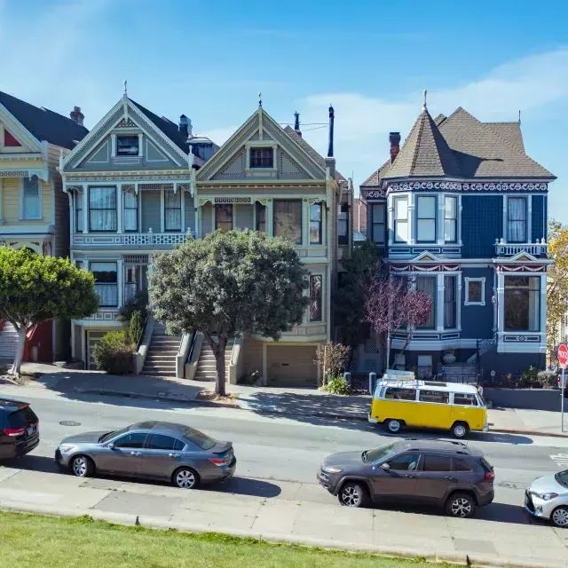 Voitures garées devant les Painted Ladies