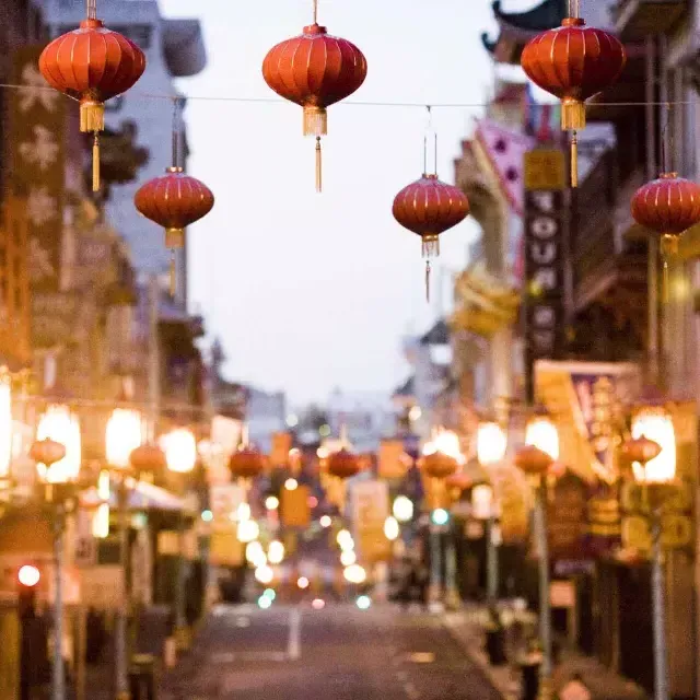 Gros plan d'une guirlande de lanternes rouges suspendues au-dessus d'une rue de Chinatown . San Francisco, Californie.