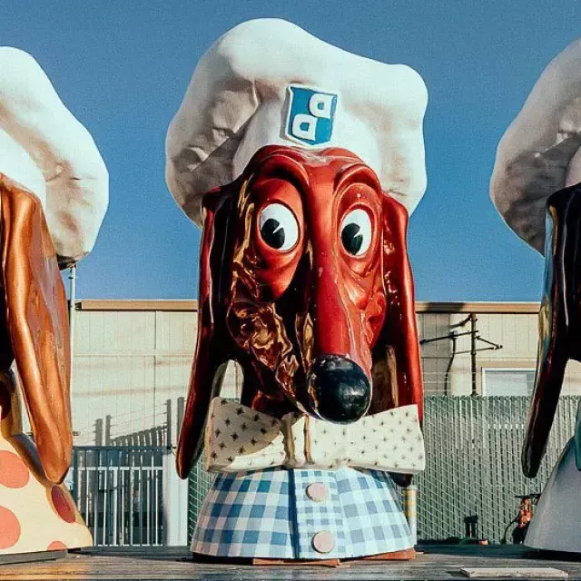 Sono esposte tre delle famose teste del Doggie Diner.