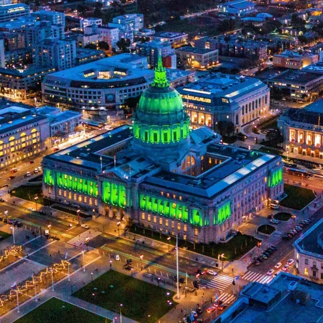 L'Hôtel de Ville illuminé pour la Saint-Patrick