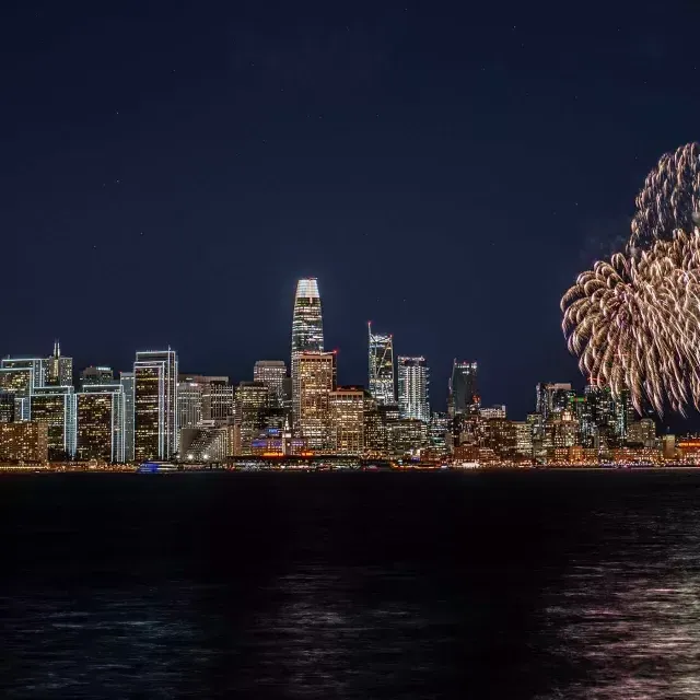 Fuochi d'artificio esplodono sullo skyline di San Francisco.