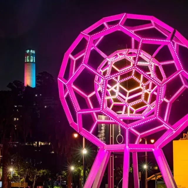 Buckyball brilha do lado de fora do Exploratorium, com a Coit Tower ao fundo